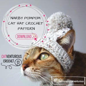 Peut inclure: Un chat tabby brun portant un bonnet blanc en crochet avec un pompon blanc sur le dessus. Le bonnet a un motif moucheté. Le chat regarde vers la gauche. Le texte "NARBY POMPOM CAT HAT CROCHET PATTERN" est dans un cercle avec des cœurs roses autour. Le texte "DOWNLOAD" est dans un bouton rose avec une flèche blanche pointant vers la droite. Le texte "CATVENTUROUS CROCHET" est sous la tête du chat avec une icône de chat. Le texte "#fashionablycatventurous" est dans le coin inférieur droit.