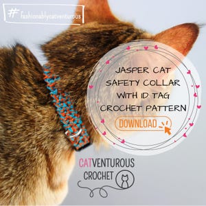 以下が含まれることがあります： 青とオレンジのクロシェで編まれた安全首輪とIDタグをつけた茶トラ猫。首輪には「Jasper Cat Safety Collar with ID Tag Crochet Pattern」と表示され、「Download」ボタンがあります。「CatVenturous Crochet」というテキストも表示されています。