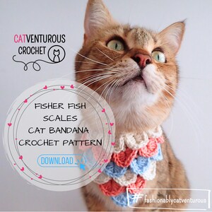 Peut inclure: Un chat tabby brun portant un bandana crocheté pour chat avec un motif d'écailles de poisson dans les tons de rose, bleu et blanc. Le bandana est intitulé "Fisher Fish Scales Cat Bandana Crochet Pattern" avec un bouton de téléchargement. Le texte "#fashionablycatventurous" est en bas de l'image.