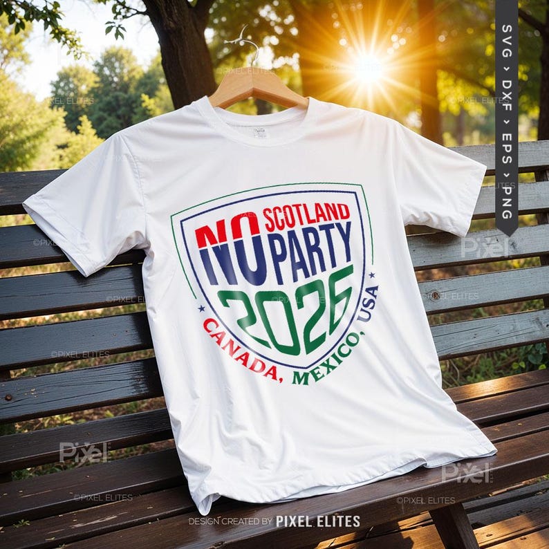 Puede incluir: Una camiseta blanca con un dise&ntilde;o de escudo que dice "NO SCOTLAND PARTY 2026" en rojo, azul y verde. Las palabras "CANADA, MEXICO, USA" est&aacute;n en un patr&oacute;n circular alrededor del escudo. La camiseta est&aacute; colgada en una percha de madera.