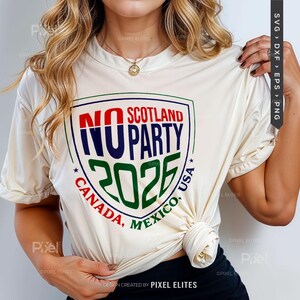 Puede incluir: Camiseta color crema con un dise&ntilde;o de escudo. El texto "NO SCOTLAND NU PARTY 2026 CANADA, MEXICO, USA" est&aacute; en rojo, azul y verde. La camiseta est&aacute; anudada a la cintura.
