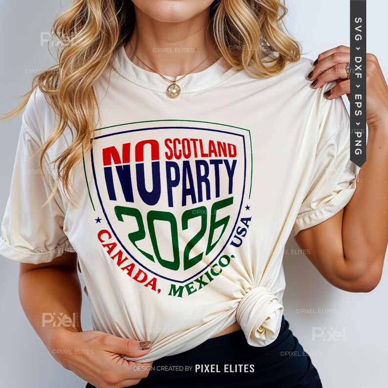 Puede incluir: Camiseta color crema con un dise&ntilde;o de escudo. El texto "NO SCOTLAND NU PARTY 2026 CANADA, MEXICO, USA" est&aacute; en rojo, azul y verde. La camiseta est&aacute; anudada a la cintura.