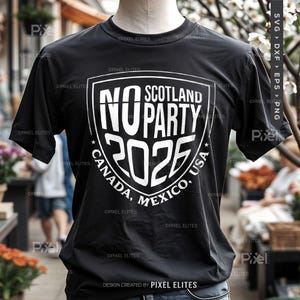 Puede incluir: Camiseta negra con un dise&ntilde;o gr&aacute;fico blanco. El dise&ntilde;o presenta las palabras "NO PARTY 2026" dentro de un escudo, con "SCOTLAND" arriba y "CANADA, MEXICO, USA" abajo. La camiseta se muestra en un maniqu&iacute;.