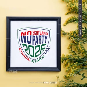 Puede incluir: Una impresi&oacute;n enmarcada con un borde negro. La impresi&oacute;n muestra un dise&ntilde;o de escudo con las palabras "NO PARTY" en azul, "SCOTLAND" en rojo y "2026" en verde. Tambi&eacute;n se incluye el texto "CANADA, MEXICO, USA".