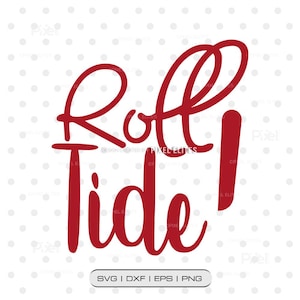 Puede incluir: Un diseño gráfico digital que presenta el texto rojo oscuro Roll Tide con un signo de exclamación en una fuente cursiva. Debajo del texto hay una etiqueta rectangular que contiene las palabras SVG, DXF, EPS y PNG en una fuente sans-serif.