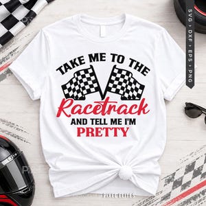 Könnte beinhalten: Ein weißes kurzärmeliges T-Shirt mit einem schwarzen und roten Grafikdruck. Das Design zeigt zwei karierte Rennflaggen und den Text: TAKE ME TO THE Racetrack AND TELL ME I'M PRETTY. Das T-Shirt hat einen Rundhalsausschnitt und eine Standardpassform.