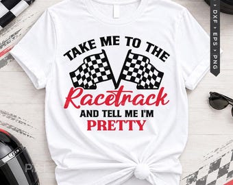 Pode incluir: Uma t-shirt branca de manga curta com uma impressão gráfica preta e vermelha. O design inclui duas bandeiras de corrida axadrezadas e o texto: TAKE ME TO THE Racetrack AND TELL ME I'M PRETTY. A t-shirt tem gola redonda e corte padrão.
