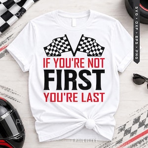 Puede incluir: Una camiseta blanca de manga corta con dos banderas de carreras a cuadros en blanco y negro en la parte superior. El texto IF YOU'RE NOT FIRST YOU'RE LAST aparece en letras rojas y negras en negrita centradas en la parte frontal.