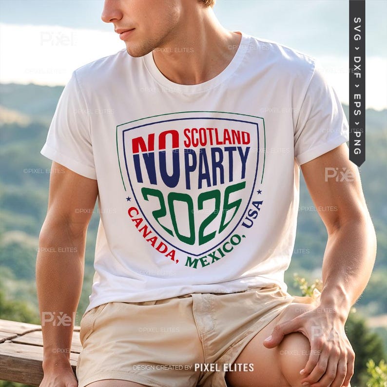 Puede incluir: Camiseta blanca con un dise&ntilde;o de escudo. El escudo dice "NO SCOTLAND NO PARTY 2025" en rojo, azul y verde. El texto "CANADA, MEXICO, USA" est&aacute; arqueado en la parte inferior del escudo. La camiseta la lleva una persona.