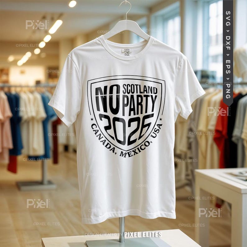 Puede incluir: Una camiseta blanca con un dise&ntilde;o gr&aacute;fico negro. El dise&ntilde;o presenta las palabras "NO PARTY 2026" dentro de un escudo, con "SCOTLAND" arriba y "CANADA, MEXICO, USA" abajo. La camiseta se exhibe en una percha en un entorno comercial.