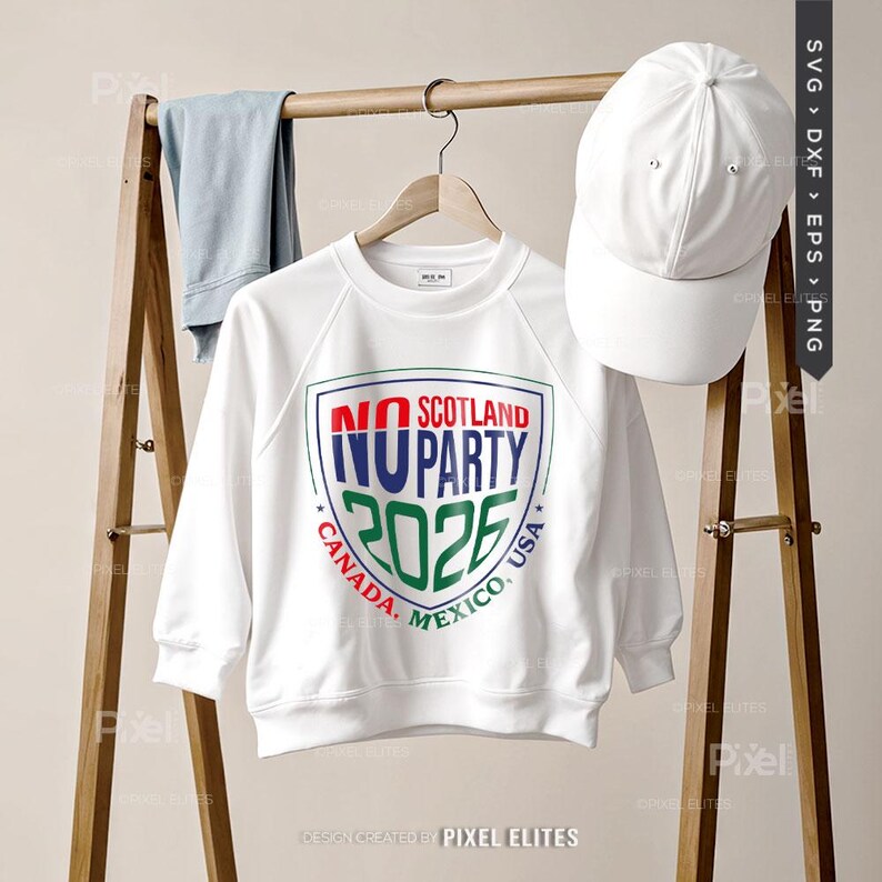 Puede incluir: Sudadera blanca con el texto "NO SCOTLAND NU PARTY 2026 CANADA, MEXICO, USA" en un dise&ntilde;o de escudo. Tambi&eacute;n se ve una gorra de b&eacute;isbol blanca. El dise&ntilde;o utiliza rojo, azul y verde. Los art&iacute;culos se muestran en un perchero de madera.