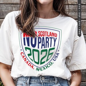 Puede incluir: Camiseta blanca con un dise&ntilde;o de escudo. El dise&ntilde;o incluye el texto "SCOTLAND", "INU PARTY" y "2026". Tambi&eacute;n est&aacute; presente el texto "CANADA, MEXICO, USA". El dise&ntilde;o es en rojo, azul y verde.