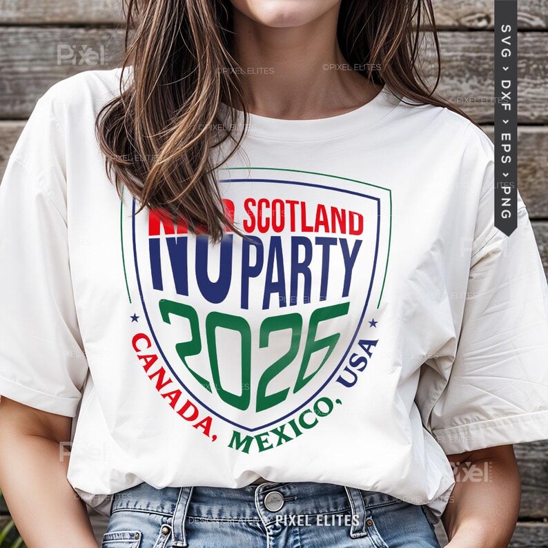 Puede incluir: Camiseta blanca con un dise&ntilde;o de escudo. El dise&ntilde;o incluye el texto "SCOTLAND", "INU PARTY" y "2026". Tambi&eacute;n est&aacute; presente el texto "CANADA, MEXICO, USA". El dise&ntilde;o es en rojo, azul y verde.