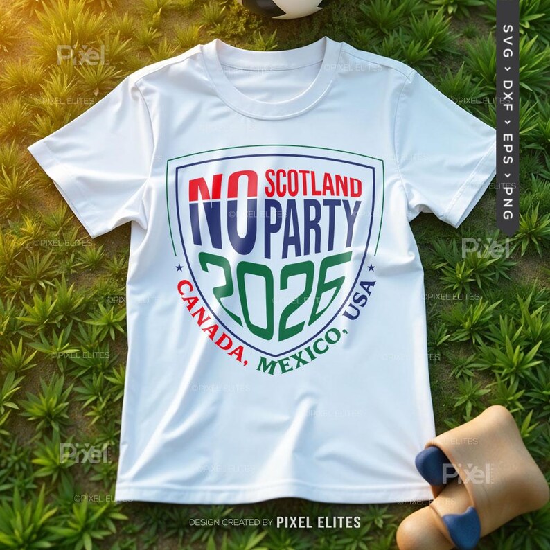Puede incluir: Camiseta blanca con un dise&ntilde;o en forma de escudo. El dise&ntilde;o dice "NO SCOTLAND NUPARTY 2026" en rojo, azul y verde, con "CANADA, MEXICO, USA" en la parte inferior. La camiseta est&aacute; sobre hierba.