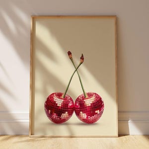 Impresión artística digital de bola de discoteca con cerezas: arte de pared retro divertido, descarga instantánea, estilo años 70, decoración glamorosa para el hogar, póster imprimible
