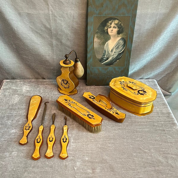 Set 1920s celluloid vanity items, perfume bottle, brush, nail buffer, covered jar, shoe horn, button hook, cuticle, yellow gold etched, 8pc