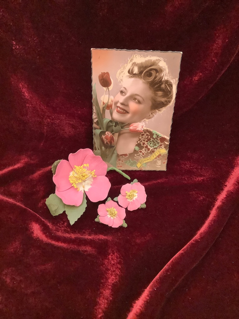 Mid-Century Dogwood Flowers Stamped Ashcraft Costume 1940/'s Rose Pink Jewelry Set ca Vintage Leather Flower Pin /& Clip Earrings