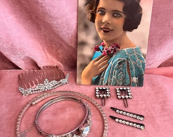 Lote de joyas vintage con pedrería, peineta de corona, horquillas, gargantilla, brazalete.