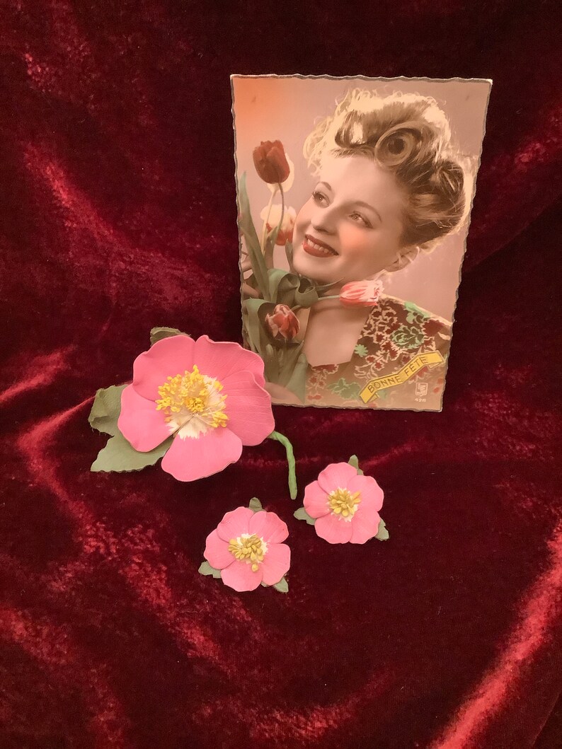 Mid-Century Dogwood Flowers Stamped Ashcraft Costume 1940/'s Rose Pink Jewelry Set ca Vintage Leather Flower Pin /& Clip Earrings