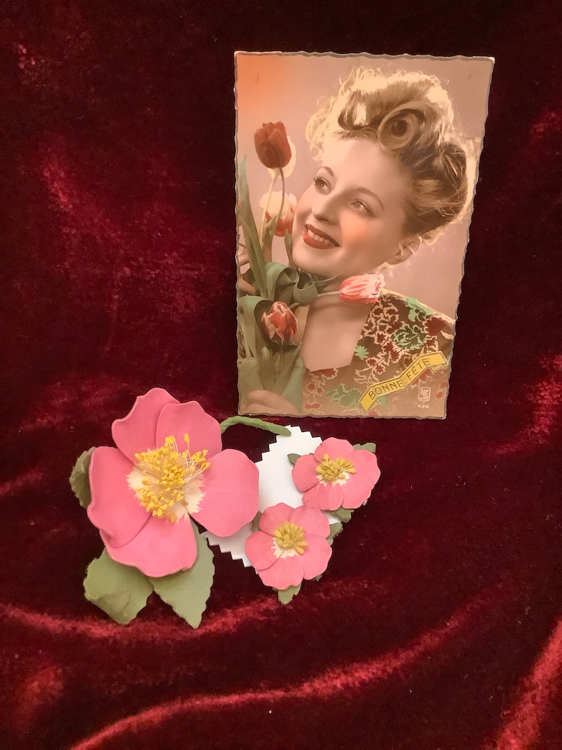 Mid-Century Dogwood Flowers Stamped Ashcraft Costume 1940/'s Rose Pink Jewelry Set ca Vintage Leather Flower Pin /& Clip Earrings