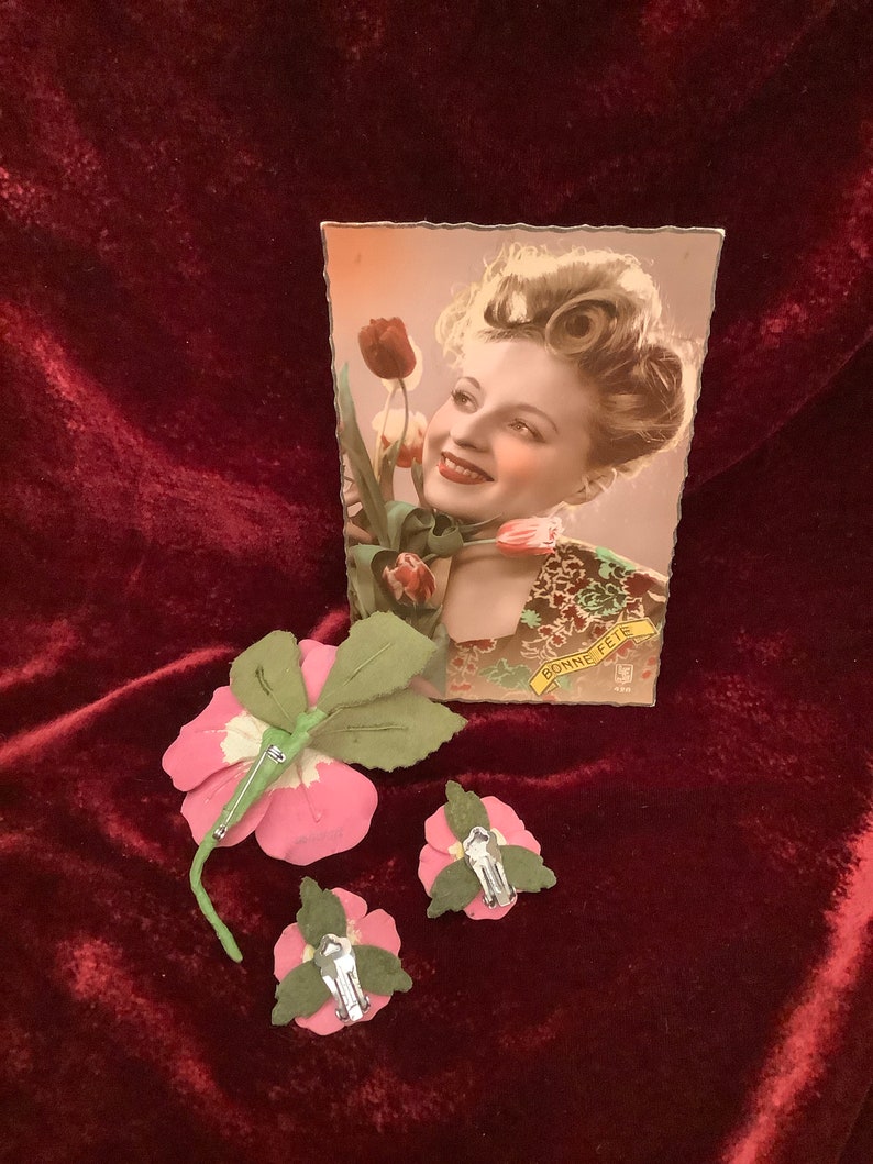 Mid-Century Dogwood Flowers Stamped Ashcraft Costume 1940/'s Rose Pink Jewelry Set ca Vintage Leather Flower Pin /& Clip Earrings