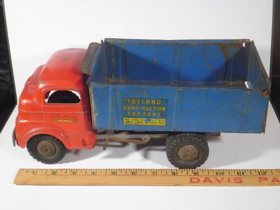 Structo Toys 1950s Wind-up Dump Truck - Toyland Construction