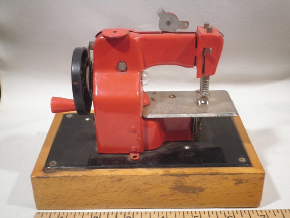 Vintage Small Manual Children Sewing Machine Gray Metal Mini Sewing Toy  Sewing Studio Decor for Modiste Needlewoman Atelier Decor Seamstress 