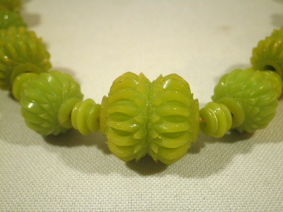 Vintage Green Cut Plastic Graduated Bead Necklace - image 2