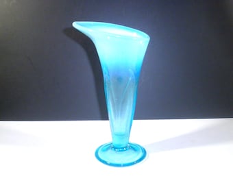 Jarrón de cristal opalescente azul antiguo con forma de cala