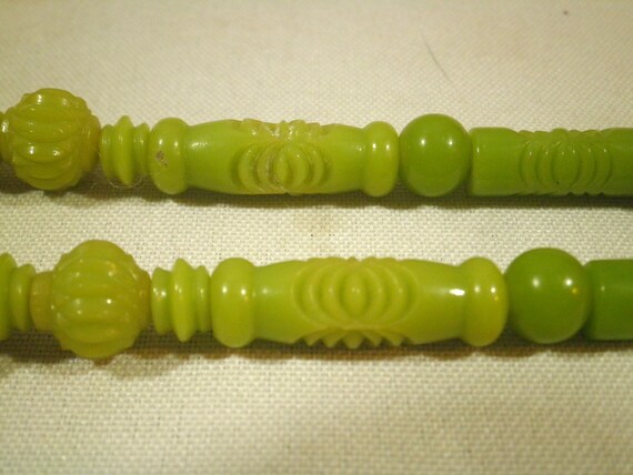 Vintage Green Cut Plastic Graduated Bead Necklace - image 3