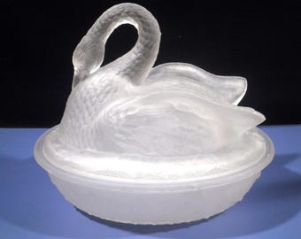 ウランガラス　スワン　キャンディディッシュ Rare Westmoreland Glass Swan on Nest Covered Candy Dish: 1800s