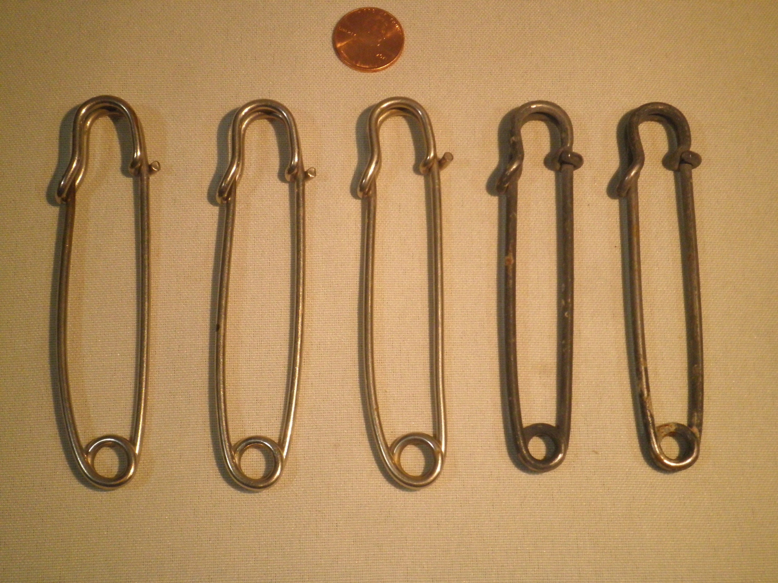 4 Large Safety Pin Heavy Duty Safety Pins - Jumbo Blanket Horse Pin Brooch  Decorative Pins Charms for Laundry Blankets Kilts Upholstery Crafts 4PCS