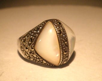 Anillo grande de plata de ley 925 con nácar, talla 7.75.