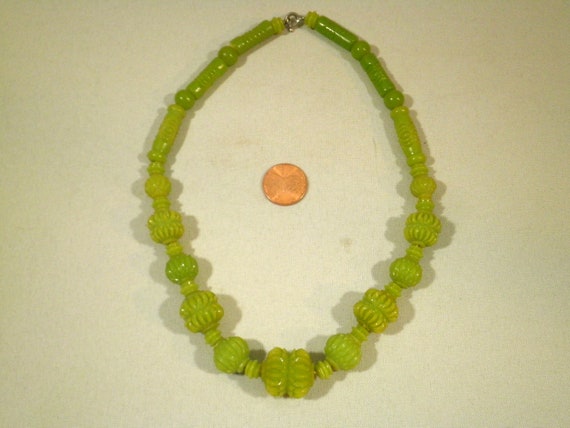 Vintage Green Cut Plastic Graduated Bead Necklace - image 4