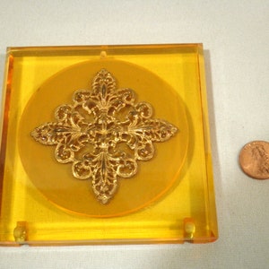 Unusual Vintage Lucite Woman&#39;s Compact Powder Travel Case