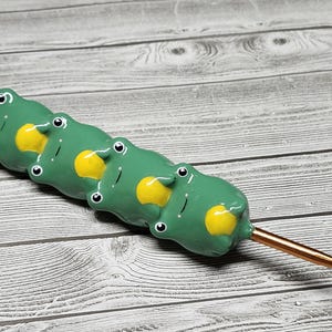 Hand-Painted Frog Crochet Hook: Ergonomic Resin Handle