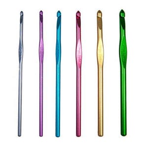 Puede incluir: Seis ganchillos de ganchillo de colores brillantes, plateado, morado, turquesa, rosa, dorado y verde, se muestran verticalmente sobre un fondo blanco. Cada gancho tiene un acabado metálico y está diseñado para manualidades con hilo.