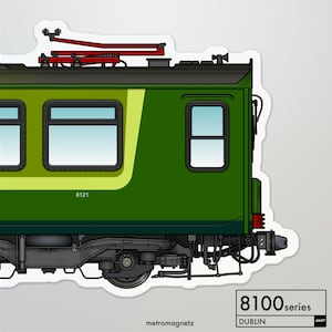 Puede incluir: Ilustración verde y amarilla de un tren de la serie 8100 del Dublin Area Rapid Transit (DART). El tren presenta dos ventanas, el número 8121 y un pantógrafo rojo. También se ve el texto "8100 series" y "Dublin".