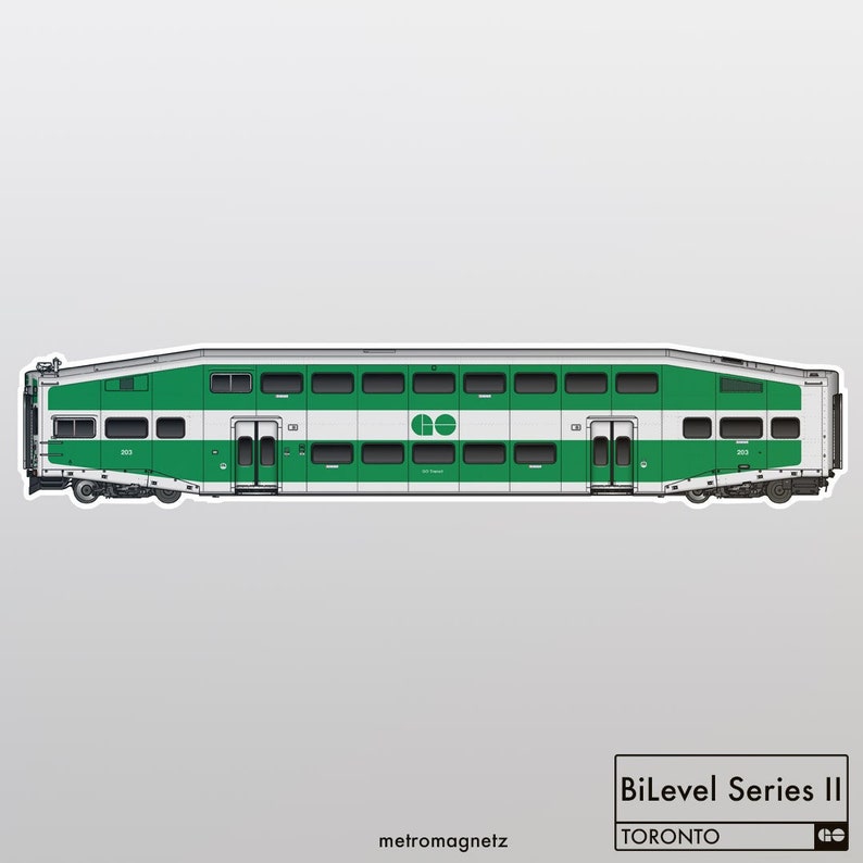 K&ouml;nnte beinhalten: Ein wei&szlig;-gr&uuml;ner GO Transit BiLevel Series II Zug mit dem Text "GO Transit" an der Seite. Der Zug befindet sich auf wei&szlig;em Hintergrund.