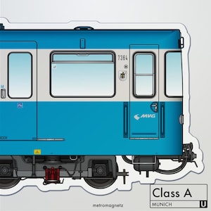 Könnte beinhalten: Ein Aufkleber mit einem Zug der Klasse A aus München, Deutschland. Der Zug ist überwiegend blau und weiß mit schwarzen und roten mechanischen Details. Der Aufkleber enthält den Text "7364", "MVG" und "Class A MUNICH U". Der Aufkleber ist von metromagnetz.