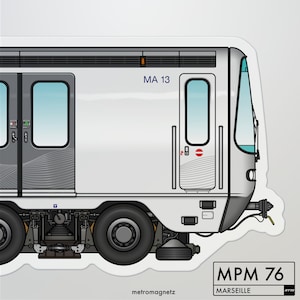 Puede incluir: Un vagón de tren blanco y azul con el número MA 13 en el lateral. El vagón tiene una ventana grande y una puerta con un círculo rojo y una línea blanca. El vagón está sobre un fondo blanco. El texto "MPM 76 MARSEILLE" está debajo del vagón.
