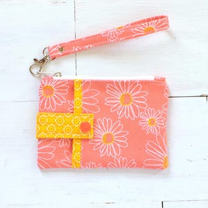 Mini bolso de mano de tela con margaritas naranjas, cartera pequeña, tarjetero para identificación, monedero con correa para la muñeca, bolsa con cremallera y bolsillo a presión.