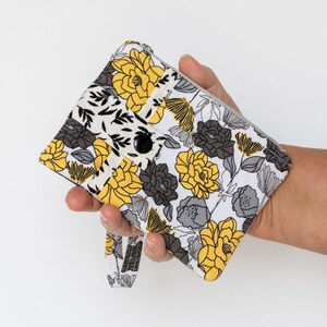 Mini bolso de mano con diseño floral amarillo y gris, cartera pequeña de tela, tarjetero para identificación, monedero con correa para la muñeca