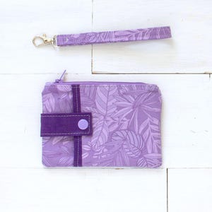 Mini bolso de mano con estampado floral morado, cartera pequeña, tarjetero para identificación, monedero con correa para la muñeca, bolsa con cremallera y bolsillo a presión.