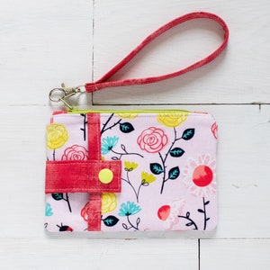 Mini billetera floral rosa con cierre de muñeca, tarjetero, monedero con correa para la muñeca y bolsillo con cierre a presión.