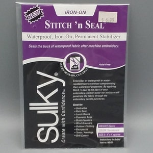 K&ouml;nnte beinhalten: Eine Packung Sulky Stitch 'n Seal wasserdichtes, aufb&uuml;gelbares, dauerhaftes Stabilisierungsmittel. Es ist s&auml;urefrei und wurde entwickelt, um die R&uuml;ckseite von wasserdichten Stoffen nach dem Maschinensticken abzudichten. Die Verpackung ist lila und schwarz mit dem Text "Create with Confidence" und einer Liste der Verwendungszwecke des Produkts, darunter Regenschirme, Regenbekleidung, Lunchboxen, Kosmetiktaschen, Untersetzer, Windjacken, Outdoor-Bekleidung, Rucks&auml;cke, Zelte/Markisen und Grill-Abdeckungen.