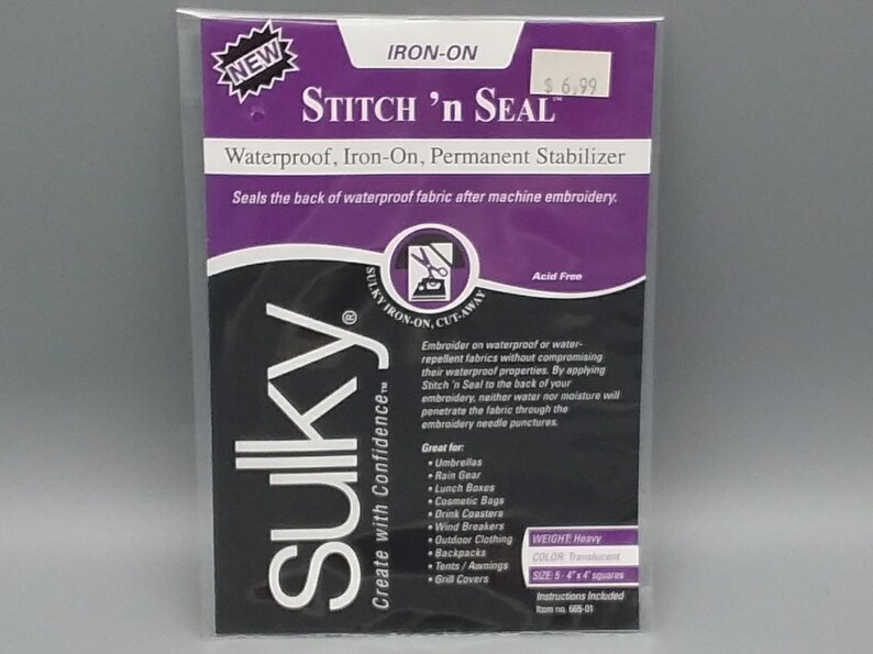 K&ouml;nnte beinhalten: Eine Packung Sulky Stitch 'n Seal wasserdichtes, aufb&uuml;gelbares, dauerhaftes Stabilisierungsmittel. Es ist s&auml;urefrei und wurde entwickelt, um die R&uuml;ckseite von wasserdichten Stoffen nach dem Maschinensticken abzudichten. Die Verpackung ist lila und schwarz mit dem Text "Create with Confidence" und einer Liste der Verwendungszwecke des Produkts, darunter Regenschirme, Regenbekleidung, Lunchboxen, Kosmetiktaschen, Untersetzer, Windjacken, Outdoor-Bekleidung, Rucks&auml;cke, Zelte/Markisen und Grill-Abdeckungen.