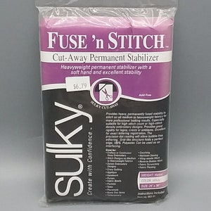 K&ouml;nnte beinhalten: Eine schwarze Verpackung von Sulky Fuse 'n Stitch Cut-Away Permanent Stabilizer. Die Verpackung ist mit dem Produktnamen, dem Preis, der Gr&ouml;&szlig;e und dem Gewicht gekennzeichnet. Der Text auf der Verpackung lautet: "Schwerer permanenter Stabilisator mit weichem Griff und hervorragender Stabilit&auml;t."  "S&auml;urefrei"  "Mit Vertrauen kreieren"  "Gewicht: Schwer"  "Farbe: Wei&szlig;"  "Gr&ouml;&szlig;e: 61 cm x 91 cm"
