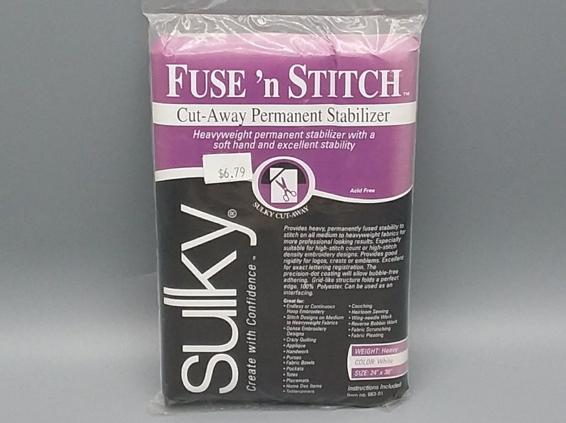 K&ouml;nnte beinhalten: Eine schwarze Verpackung von Sulky Fuse 'n Stitch Cut-Away Permanent Stabilizer. Die Verpackung ist mit dem Produktnamen, dem Preis, der Gr&ouml;&szlig;e und dem Gewicht gekennzeichnet. Der Text auf der Verpackung lautet: "Schwerer permanenter Stabilisator mit weichem Griff und hervorragender Stabilit&auml;t."  "S&auml;urefrei"  "Mit Vertrauen kreieren"  "Gewicht: Schwer"  "Farbe: Wei&szlig;"  "Gr&ouml;&szlig;e: 61 cm x 91 cm"