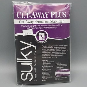 K&ouml;nnte beinhalten: Eine Packung Sulky Cut-Away Plus Permanent-Stabilisator, ein mittelstarker, nicht gewebter Stabilisator mit weichem Griff und hervorragender Stabilit&auml;t. Die Verpackung ist lila und schwarz mit dem Text "Sulky Cut-Away Plus" und "Create with Confidence". Die Verpackung ist s&auml;urefrei und misst 50,8 cm x 91,4 cm.